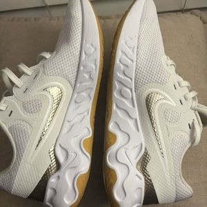 Nike renew ride 2 platinum/ white sneakers size 9.5 women